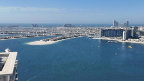 Luxurious beachfront Apartment with Atlantis and Palm Jumeira Views